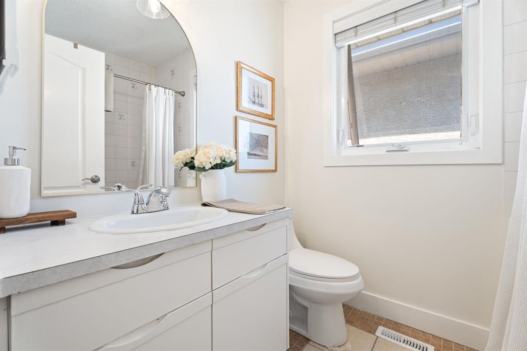 36 Sunvista Place Se, Calgary, AB - Indoor Photo Showing Bathroom
