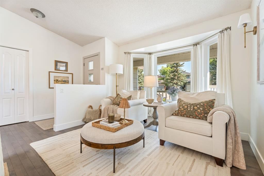 36 Sunvista Place Se, Calgary, AB - Indoor Photo Showing Living Room