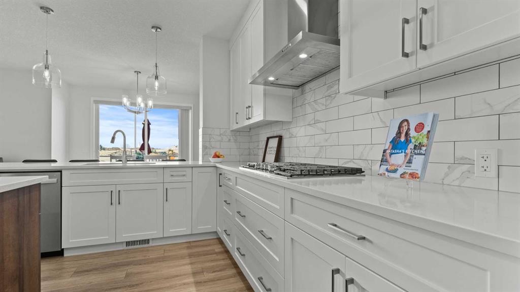 152 Threepoint Cove, Okotoks, AB - Indoor Photo Showing Kitchen With Upgraded Kitchen