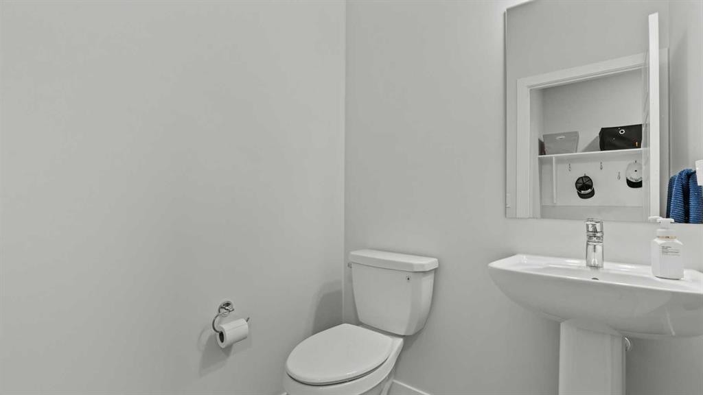 152 Threepoint Cove, Okotoks, AB - Indoor Photo Showing Bathroom