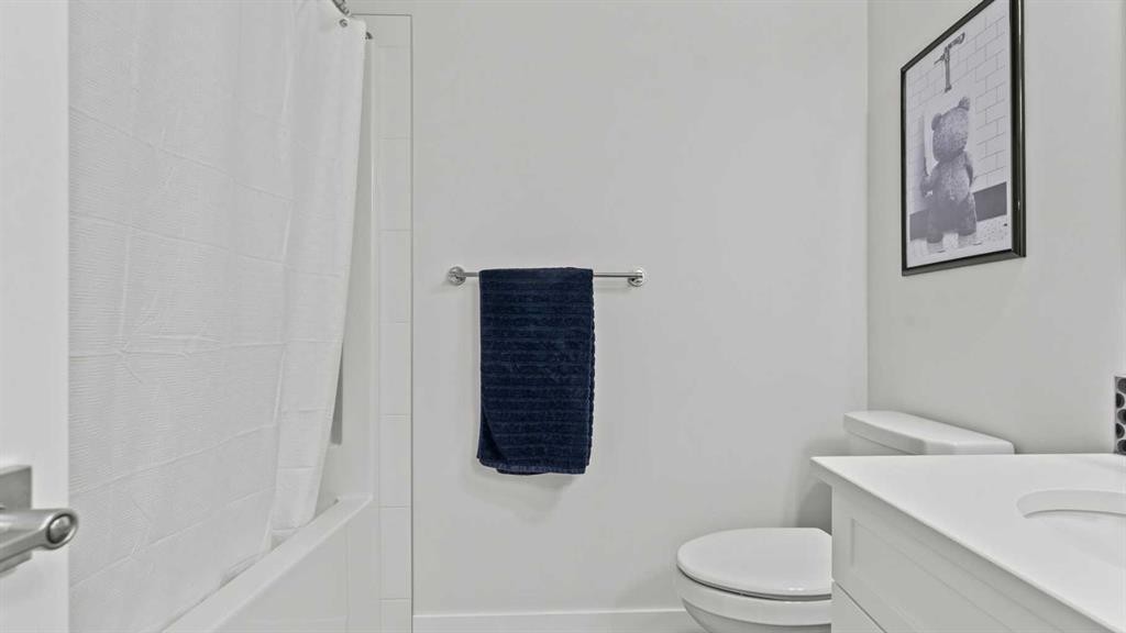 152 Threepoint Cove, Okotoks, AB - Indoor Photo Showing Bathroom