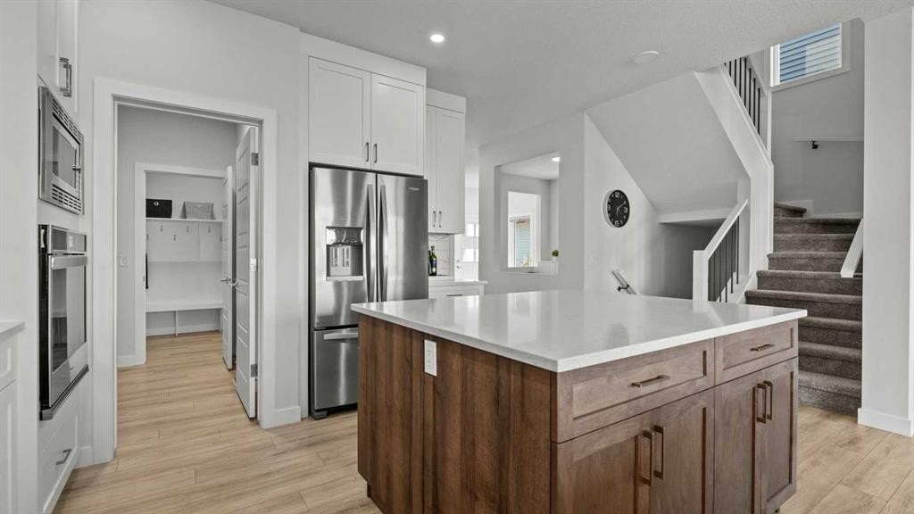 152 Threepoint Cove, Okotoks, AB - Indoor Photo Showing Kitchen