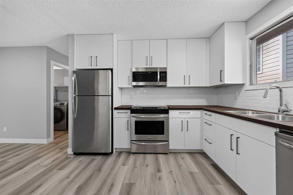 723 55 Avenue Sw, Calgary, AB - Indoor Photo Showing Kitchen With Double Sink