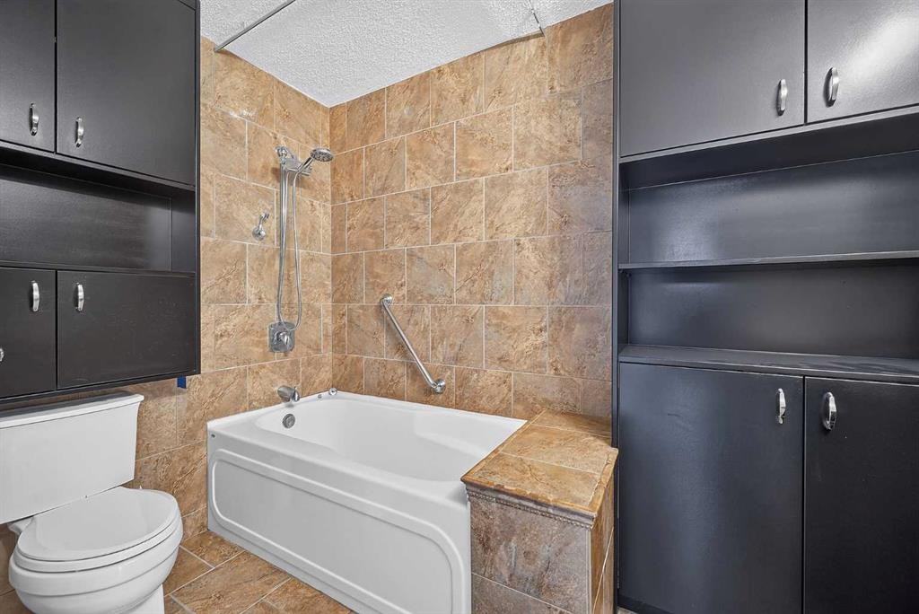 723 55 Avenue Sw, Calgary, AB - Indoor Photo Showing Bathroom