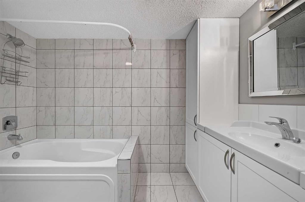 723 55 Avenue Sw, Calgary, AB - Indoor Photo Showing Bathroom