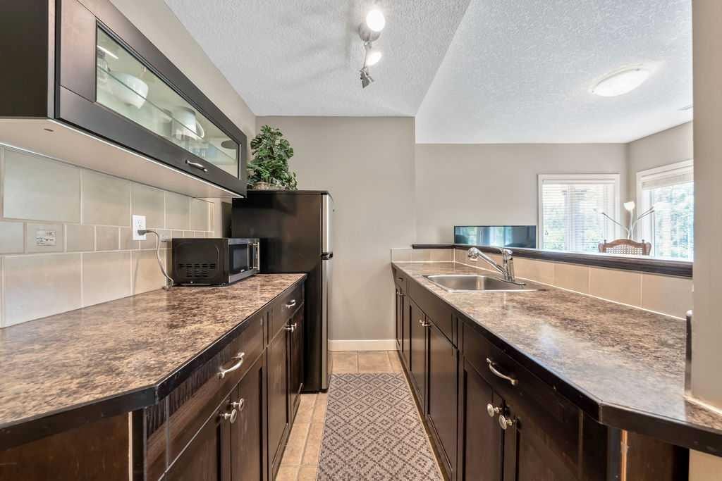 259 Willow Ridge Manor, Diamond Valley, AB - Indoor Photo Showing Kitchen
