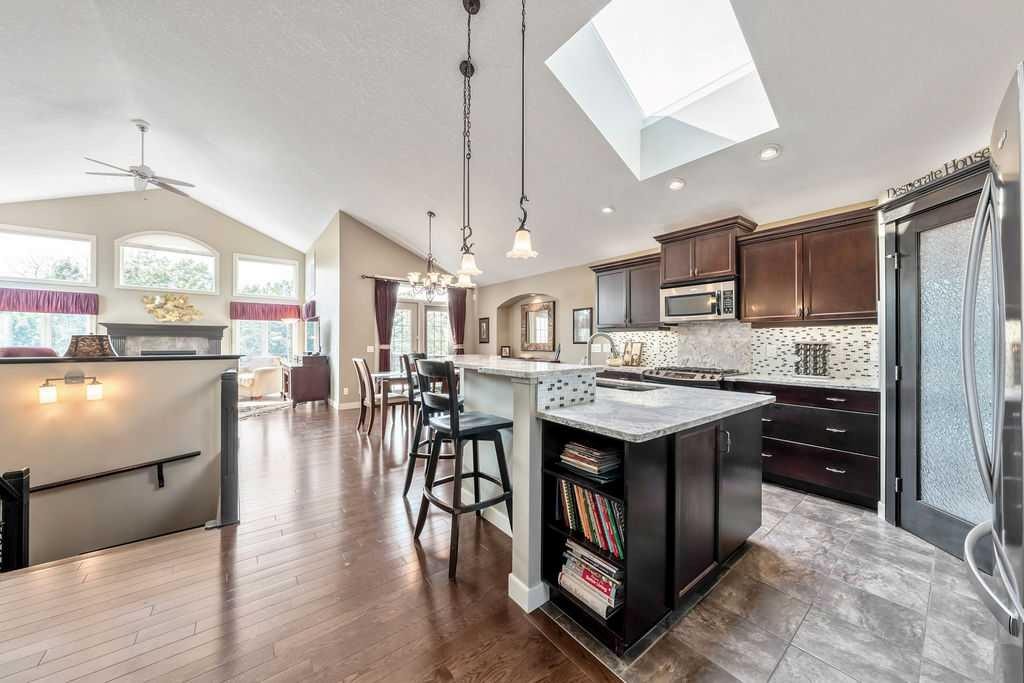 259 Willow Ridge Manor, Diamond Valley, AB - Indoor Photo Showing Kitchen With Upgraded Kitchen