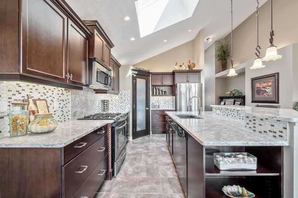 259 Willow Ridge Manor, Diamond Valley, AB - Indoor Photo Showing Kitchen With Upgraded Kitchen