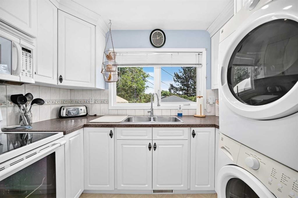 7828 10 Street Nw, Calgary, AB - Indoor Photo Showing Laundry Room