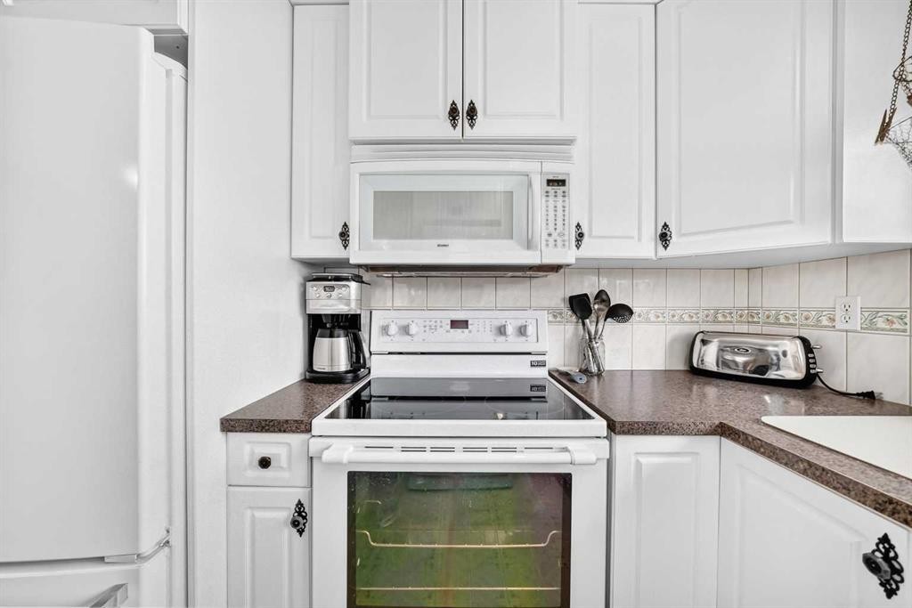 7828 10 Street Nw, Calgary, AB - Indoor Photo Showing Kitchen