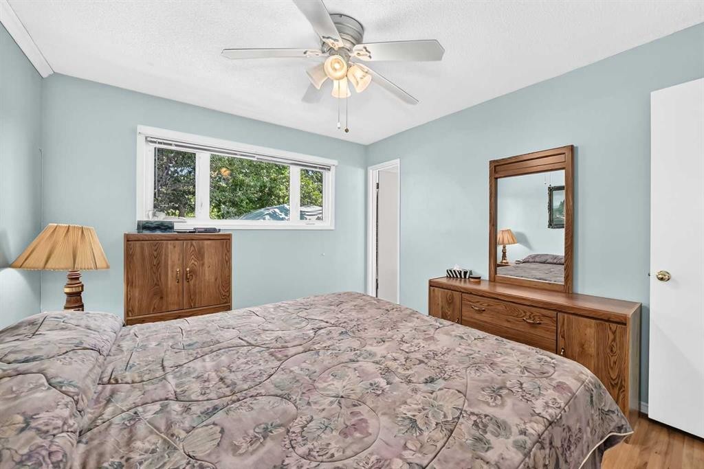 7828 10 Street Nw, Calgary, AB - Indoor Photo Showing Bedroom