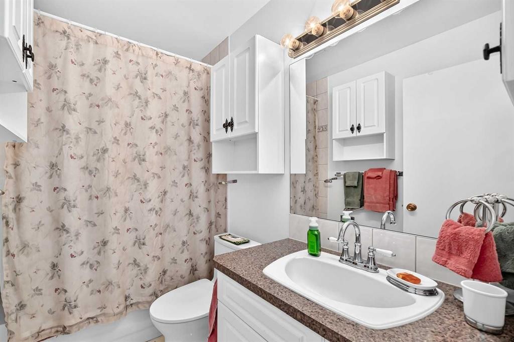 7828 10 Street Nw, Calgary, AB - Indoor Photo Showing Bathroom