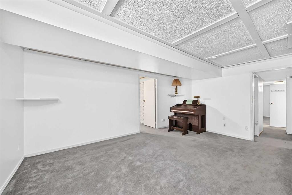 7828 10 Street Nw, Calgary, AB - Indoor Photo Showing Other Room
