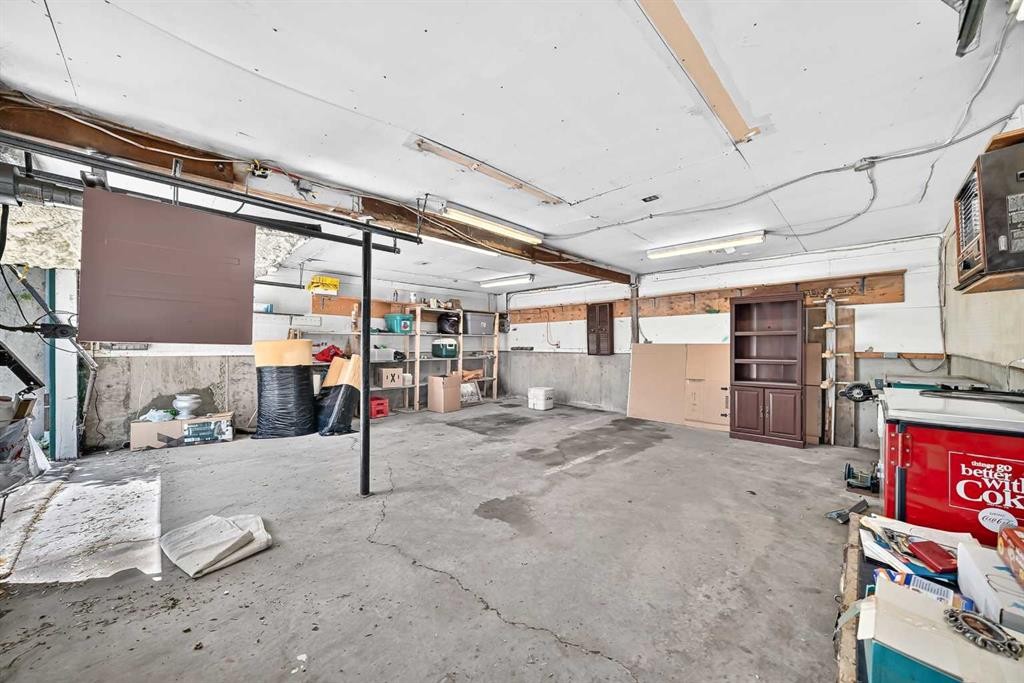 7828 10 Street Nw, Calgary, AB - Indoor Photo Showing Garage