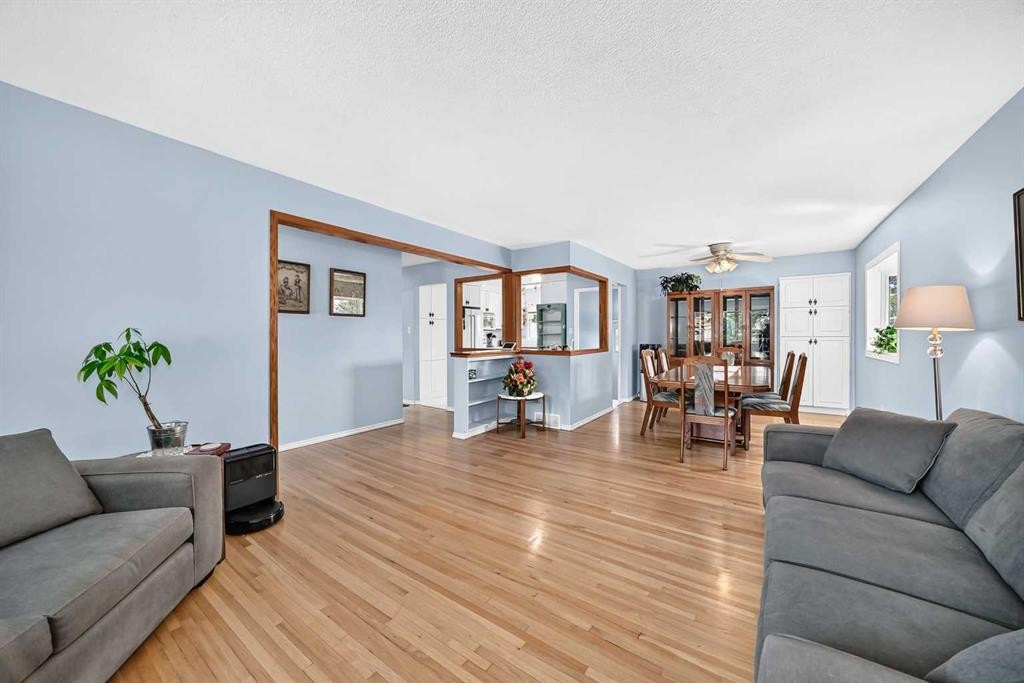 7828 10 Street Nw, Calgary, AB - Indoor Photo Showing Living Room