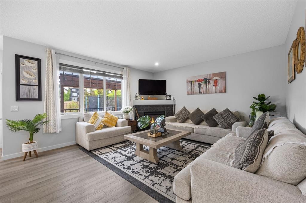 575 Evergreen Circle Sw, Calgary, AB - Indoor Photo Showing Living Room