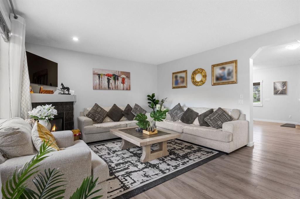 575 Evergreen Circle Sw, Calgary, AB - Indoor Photo Showing Living Room