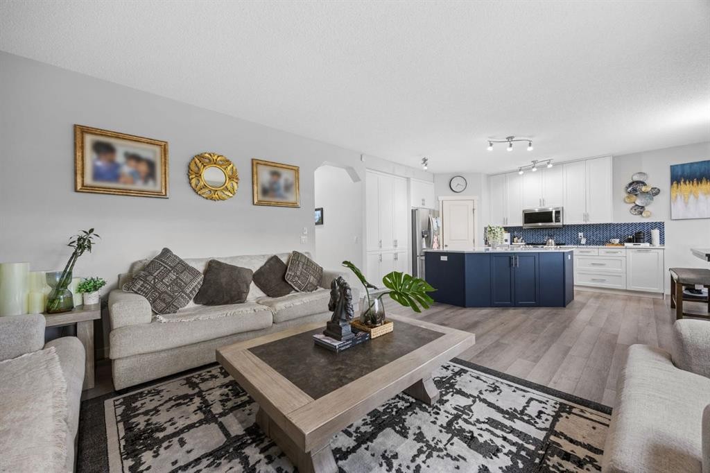 575 Evergreen Circle Sw, Calgary, AB - Indoor Photo Showing Living Room