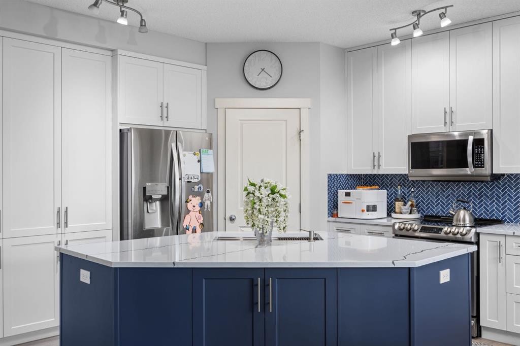 575 Evergreen Circle Sw, Calgary, AB - Indoor Photo Showing Kitchen