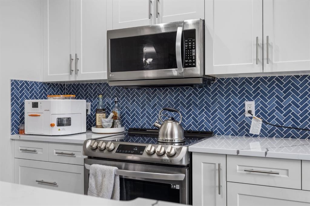 575 Evergreen Circle Sw, Calgary, AB - Indoor Photo Showing Kitchen With Upgraded Kitchen
