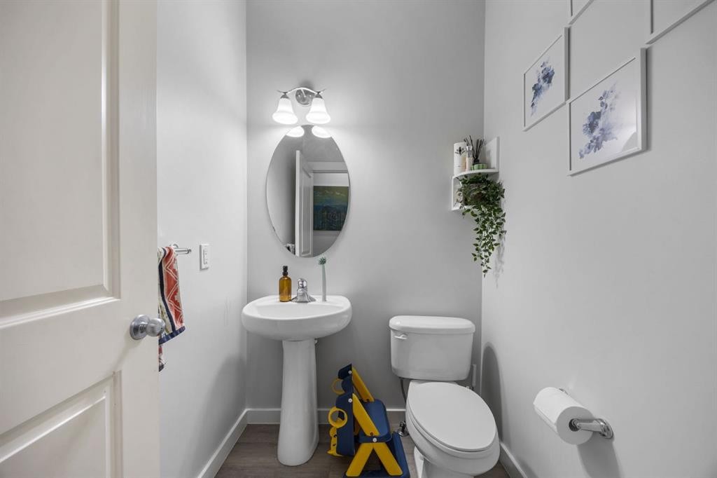 575 Evergreen Circle Sw, Calgary, AB - Indoor Photo Showing Bathroom