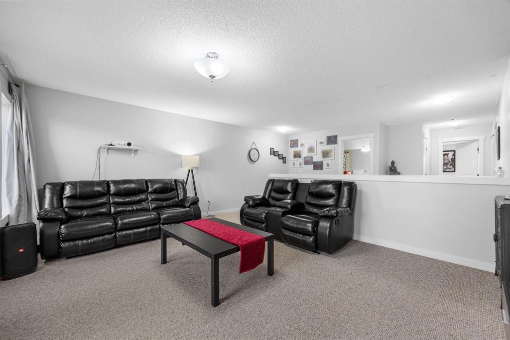 575 Evergreen Circle Sw, Calgary, AB - Indoor Photo Showing Living Room