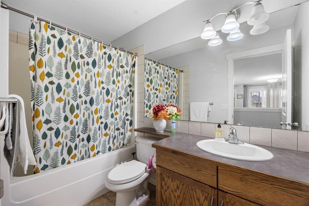 575 Evergreen Circle Sw, Calgary, AB - Indoor Photo Showing Bathroom