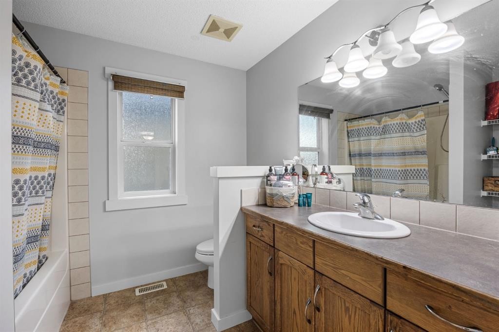 575 Evergreen Circle Sw, Calgary, AB - Indoor Photo Showing Bathroom