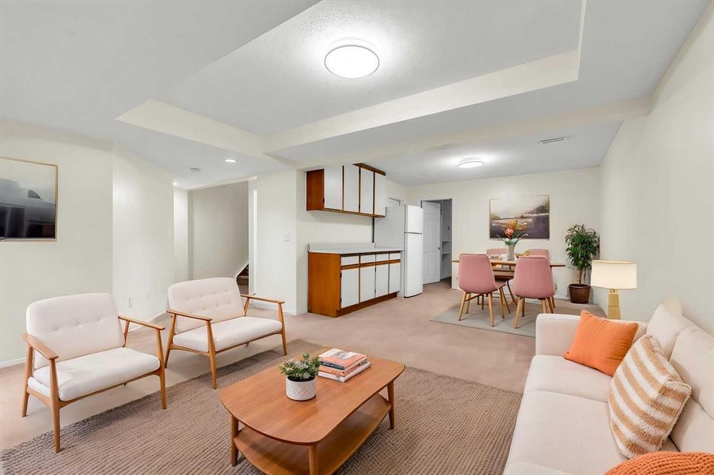 68 Catalina Circle Ne, Calgary, AB - Indoor Photo Showing Living Room