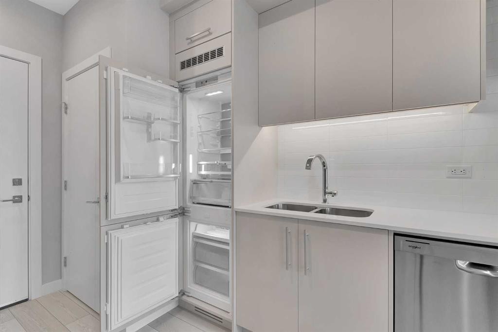 516-8230 Broadcast Avenue Sw, Calgary, AB - Indoor Photo Showing Kitchen With Double Sink