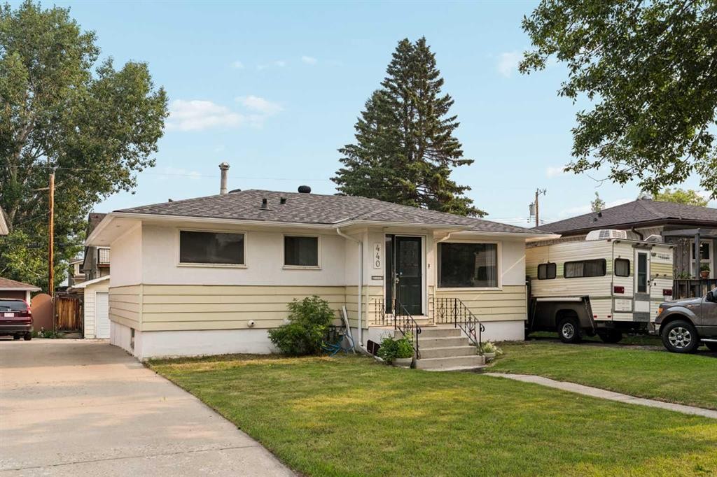 440 36 Avenue Nw, Calgary, AB - Outdoor With Facade
