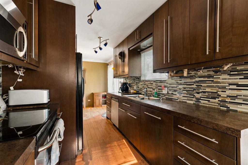 440 36 Avenue Nw, Calgary, AB - Indoor Photo Showing Kitchen With Double Sink