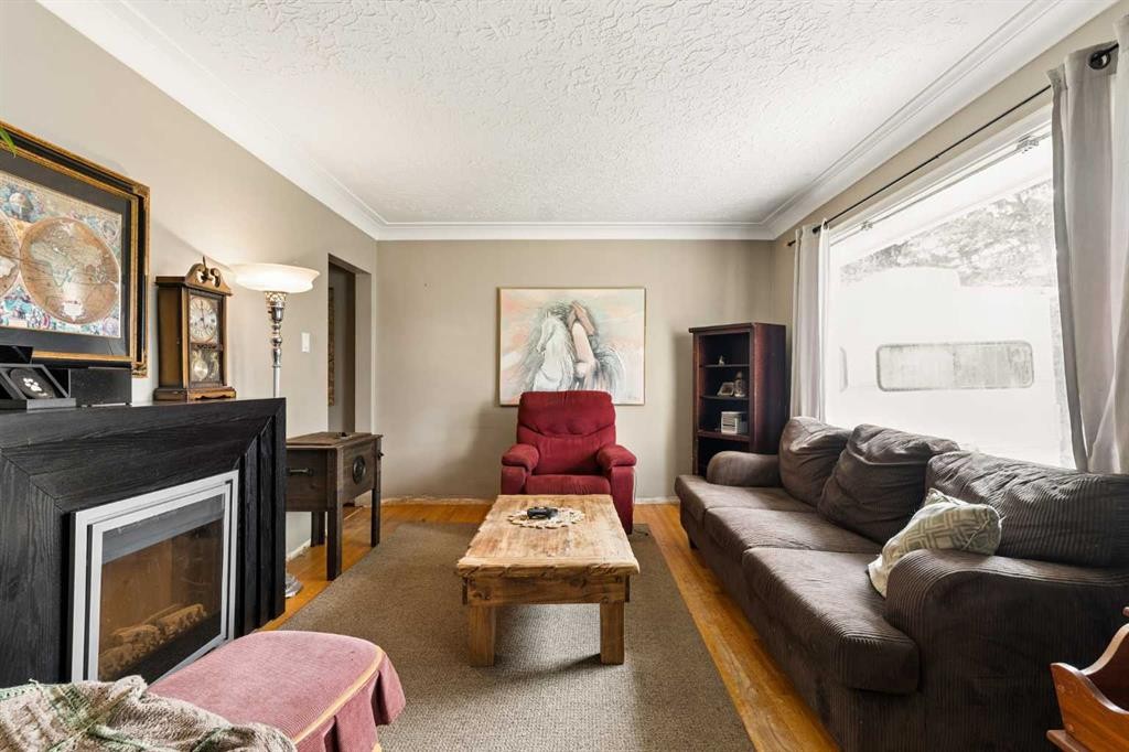 440 36 Avenue Nw, Calgary, AB - Indoor Photo Showing Living Room With Fireplace