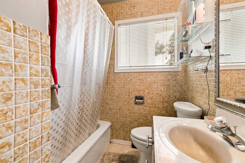 440 36 Avenue Nw, Calgary, AB - Indoor Photo Showing Bathroom