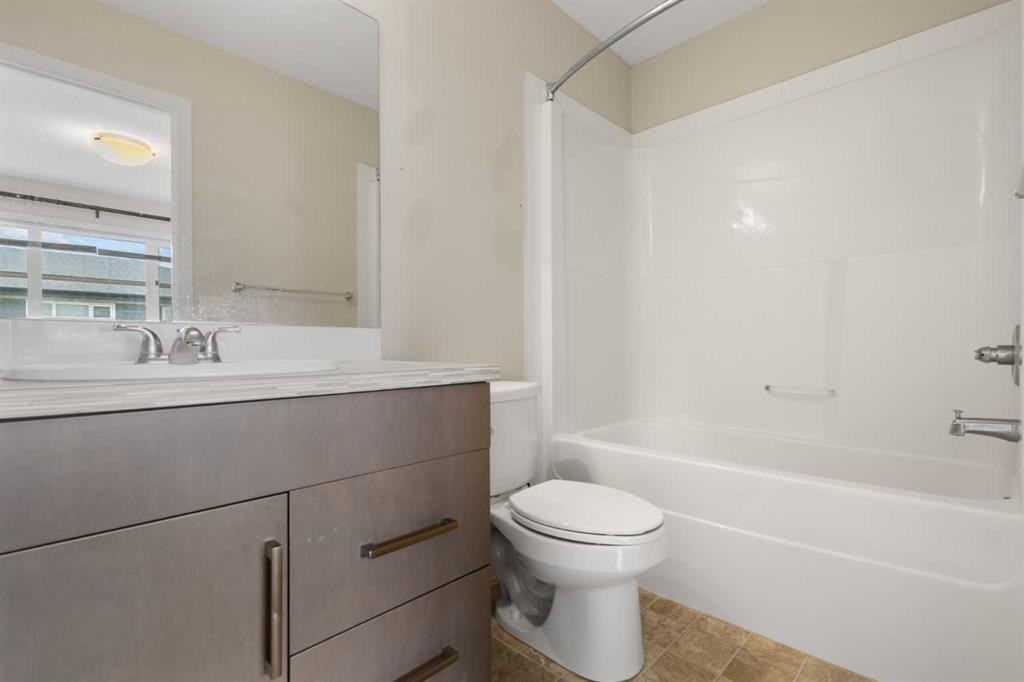 506 Evansridge Park Nw, Calgary, AB - Indoor Photo Showing Bathroom