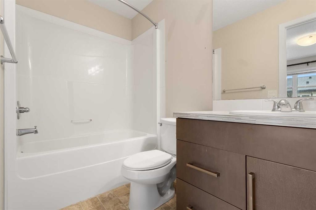 506 Evansridge Park Nw, Calgary, AB - Indoor Photo Showing Bathroom