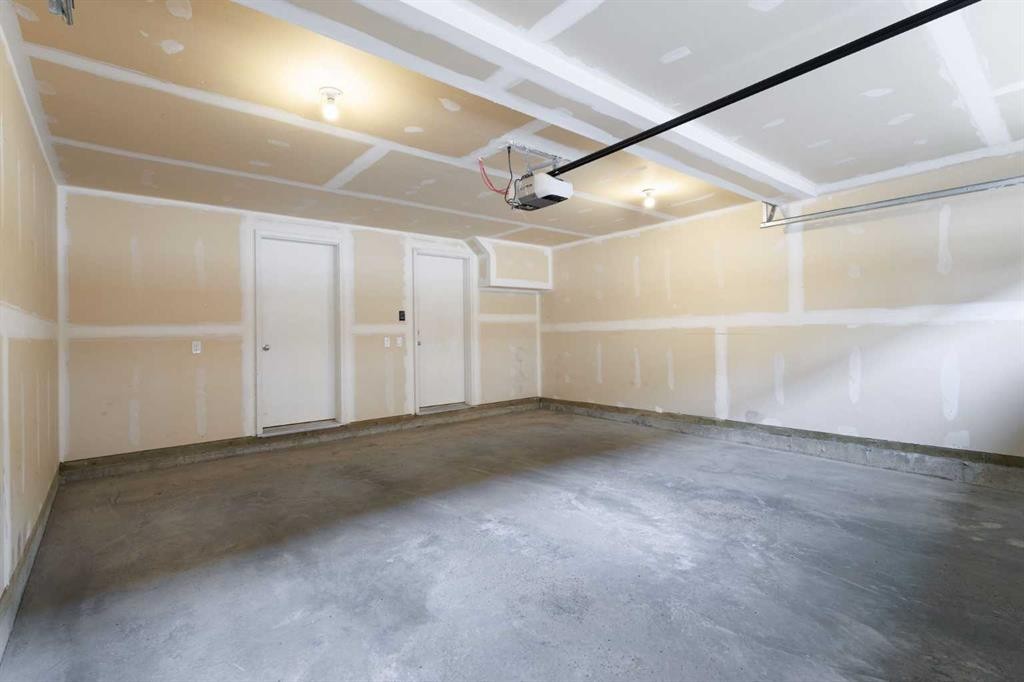 506 Evansridge Park Nw, Calgary, AB - Indoor Photo Showing Garage