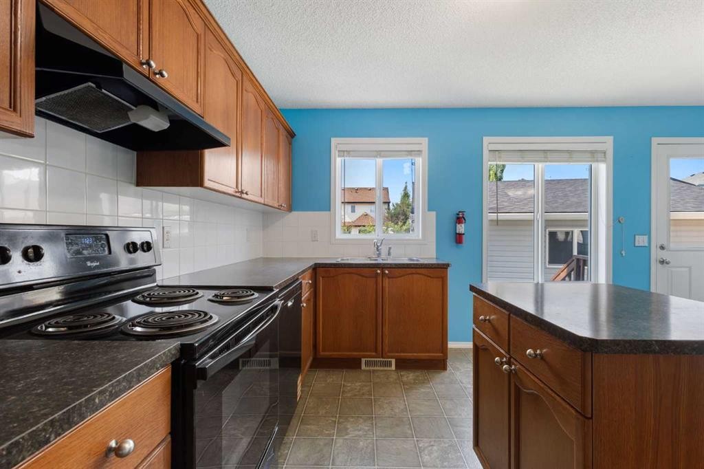 49 Evermeadow Manor Sw, Calgary, AB - Indoor Photo Showing Kitchen