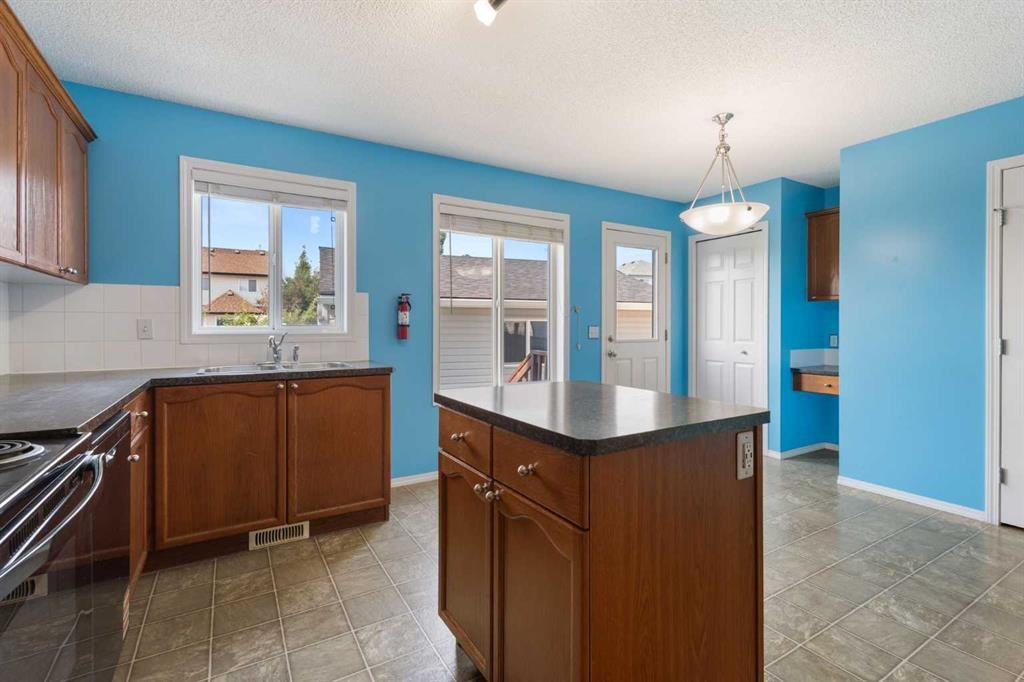 49 Evermeadow Manor Sw, Calgary, AB - Indoor Photo Showing Kitchen