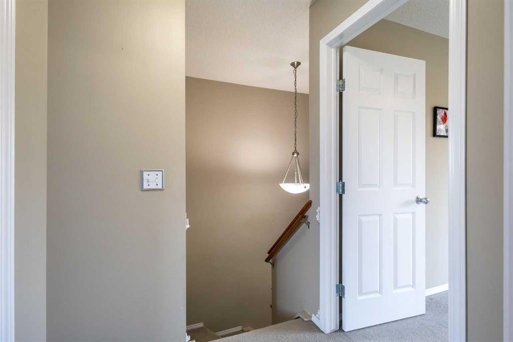 49 Evermeadow Manor Sw, Calgary, AB - Indoor Photo Showing Other Room