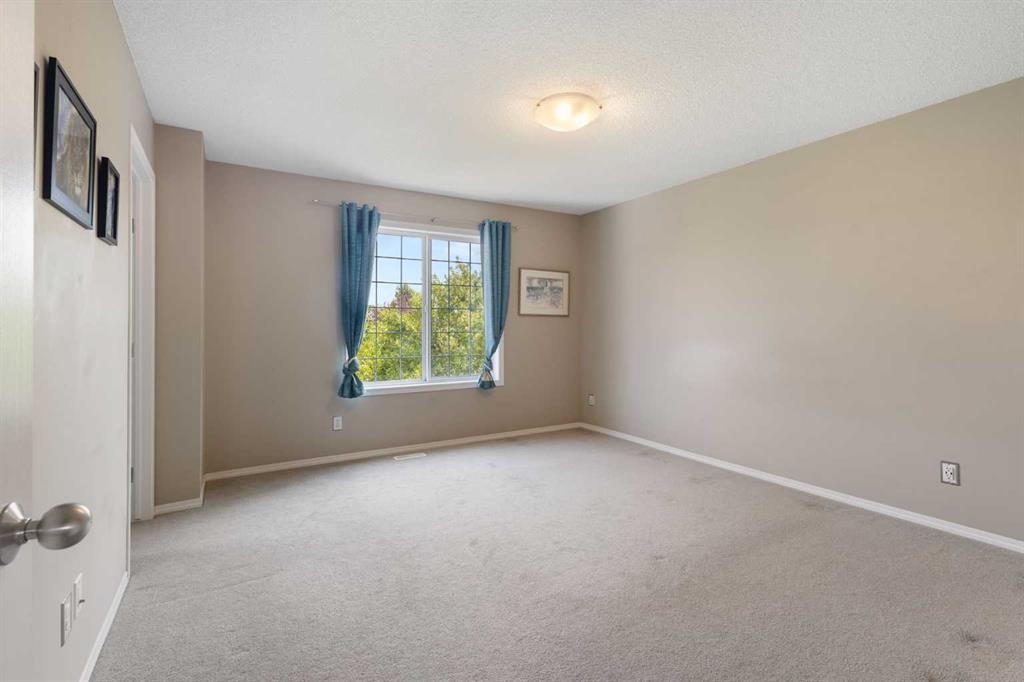 49 Evermeadow Manor Sw, Calgary, AB - Indoor Photo Showing Other Room