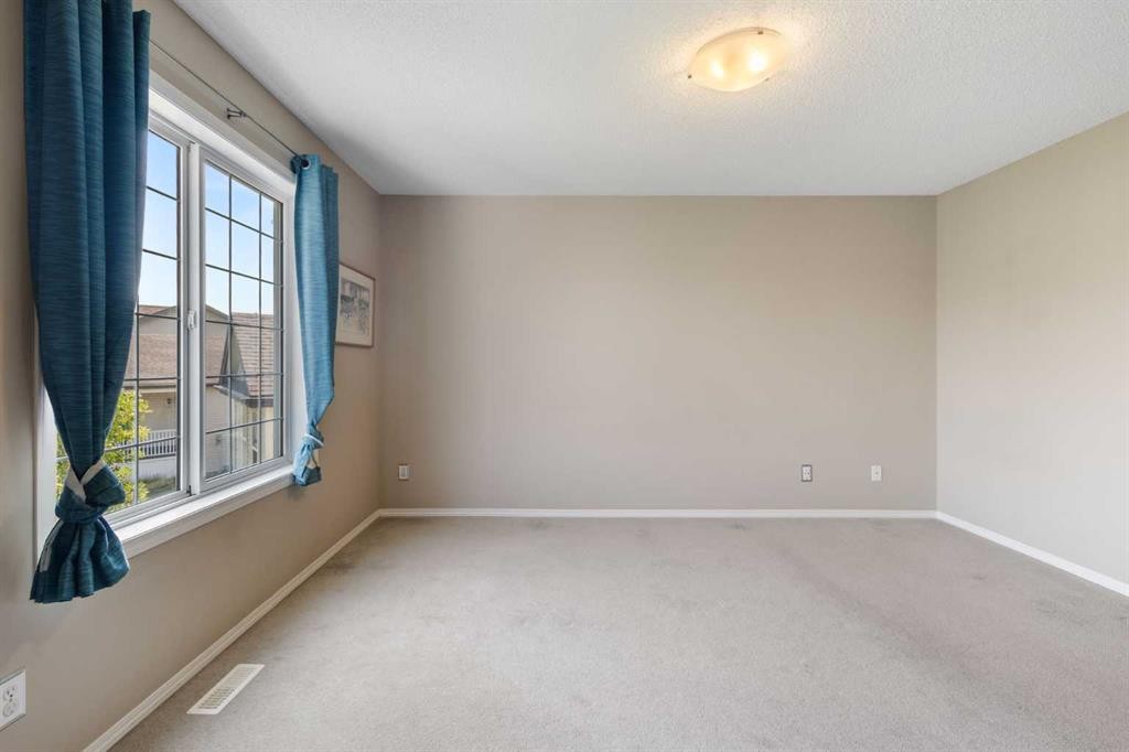 49 Evermeadow Manor Sw, Calgary, AB - Indoor Photo Showing Other Room