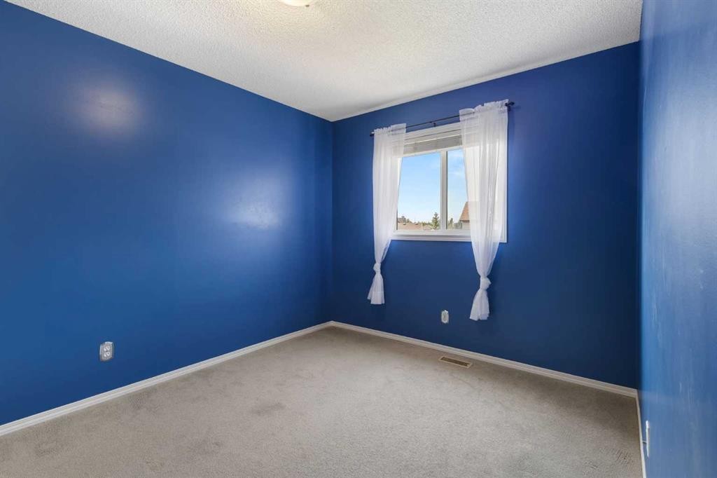 49 Evermeadow Manor Sw, Calgary, AB - Indoor Photo Showing Other Room