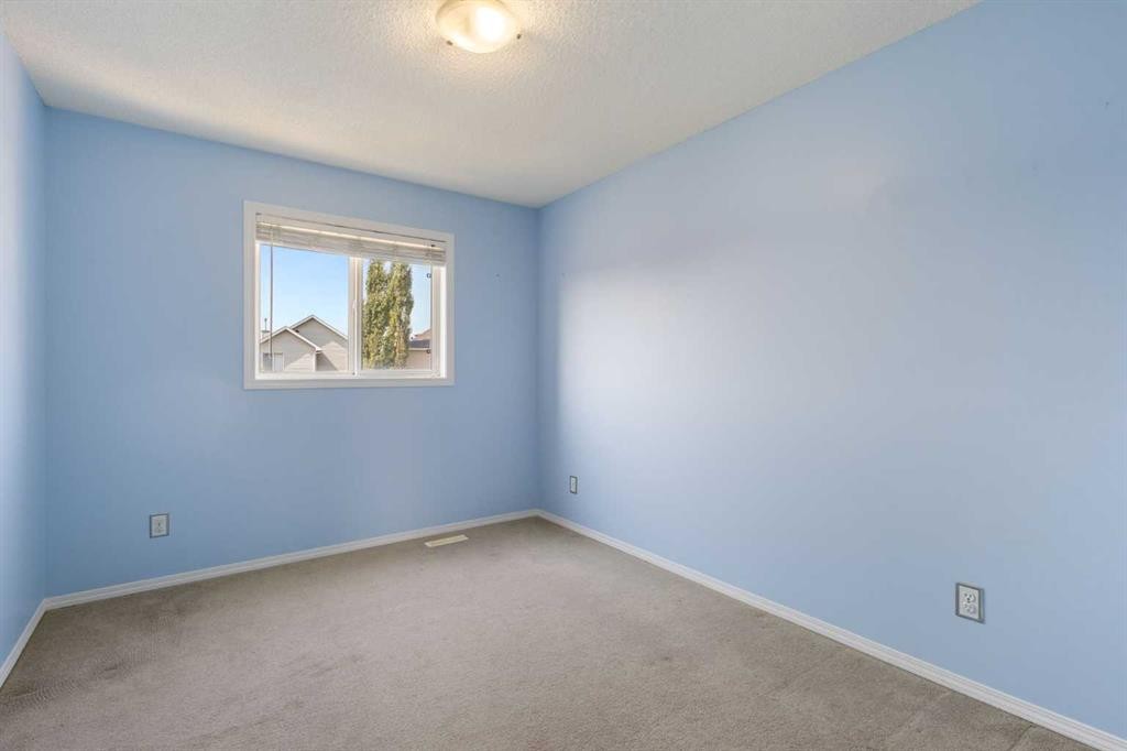 49 Evermeadow Manor Sw, Calgary, AB - Indoor Photo Showing Other Room