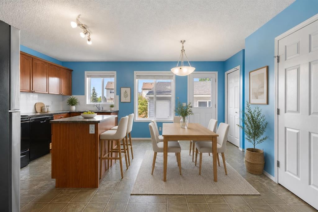 49 Evermeadow Manor Sw, Calgary, AB - Indoor Photo Showing Dining Room