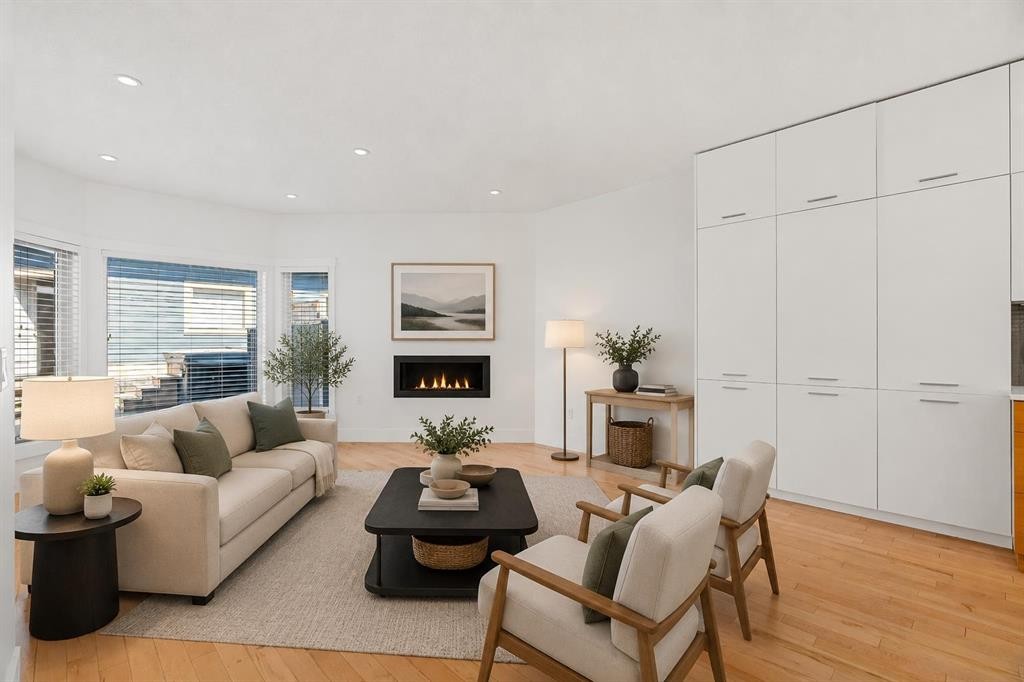 4828 20 Avenue Nw, Calgary, AB - Indoor Photo Showing Living Room