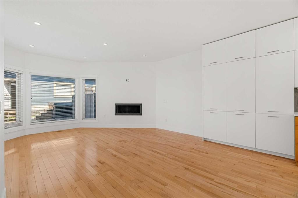 4828 20 Avenue Nw, Calgary, AB - Indoor With Fireplace