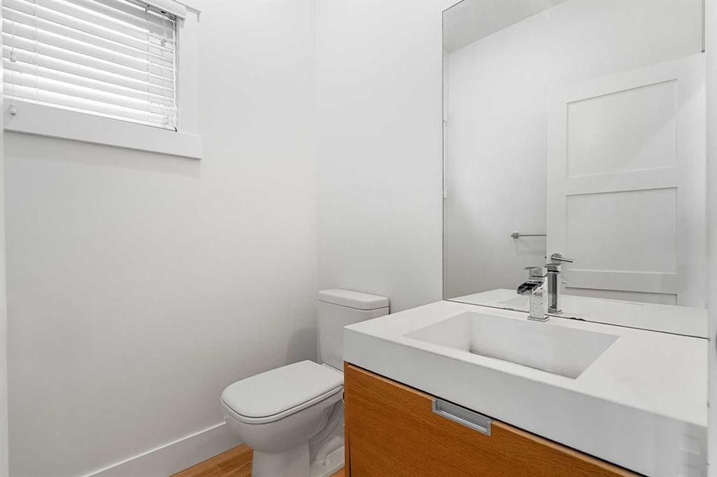 4828 20 Avenue Nw, Calgary, AB - Indoor Photo Showing Bathroom