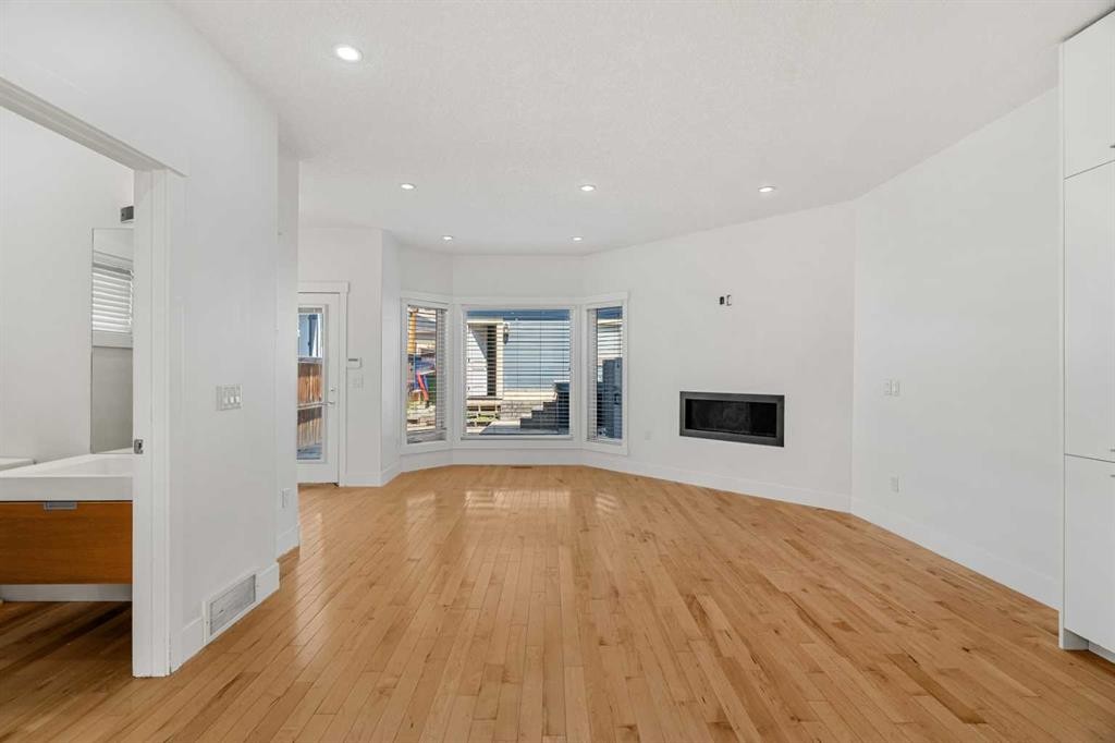 4828 20 Avenue Nw, Calgary, AB - Indoor With Fireplace