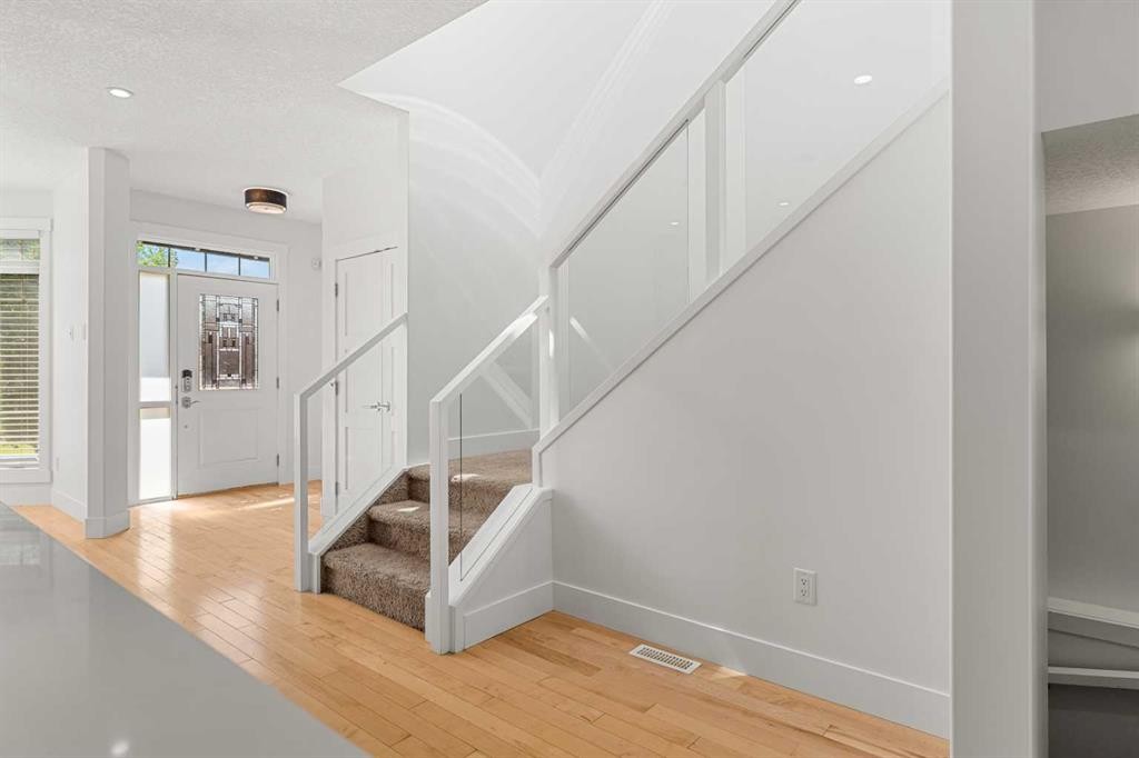 4828 20 Avenue Nw, Calgary, AB - Indoor Photo Showing Other Room